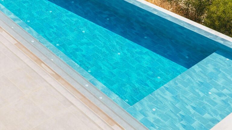 El mantenimiento que marca la diferencia en una piscina durante el verano