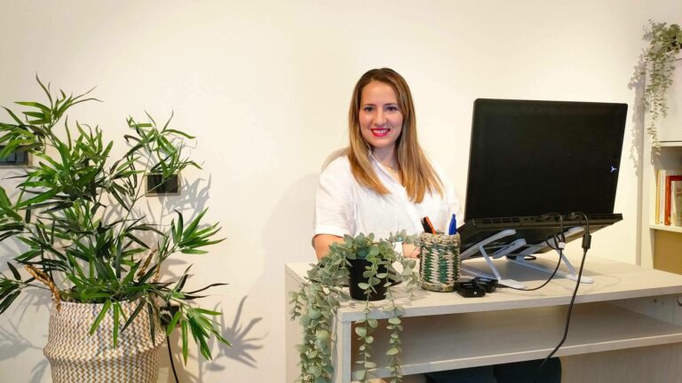 Opositar a los 40 gana impulso entre madres y trabajadoras que buscan estabilidad en el empleo público