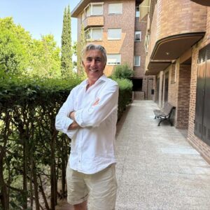 Andrés Casado Orozco rinde homenaje a la fortaleza frente al cáncer en Crónica de una vida anunciada