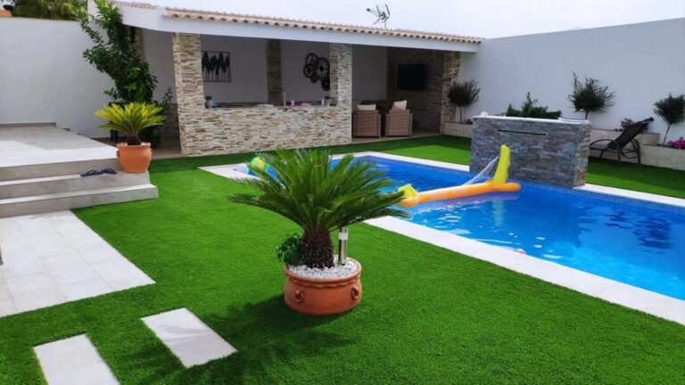 Césped artificial para segunda residencia; comodidad sin mantenimiento