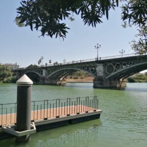 Las normas impiden bañarse en el río Guadalquivir a su paso por Sevilla