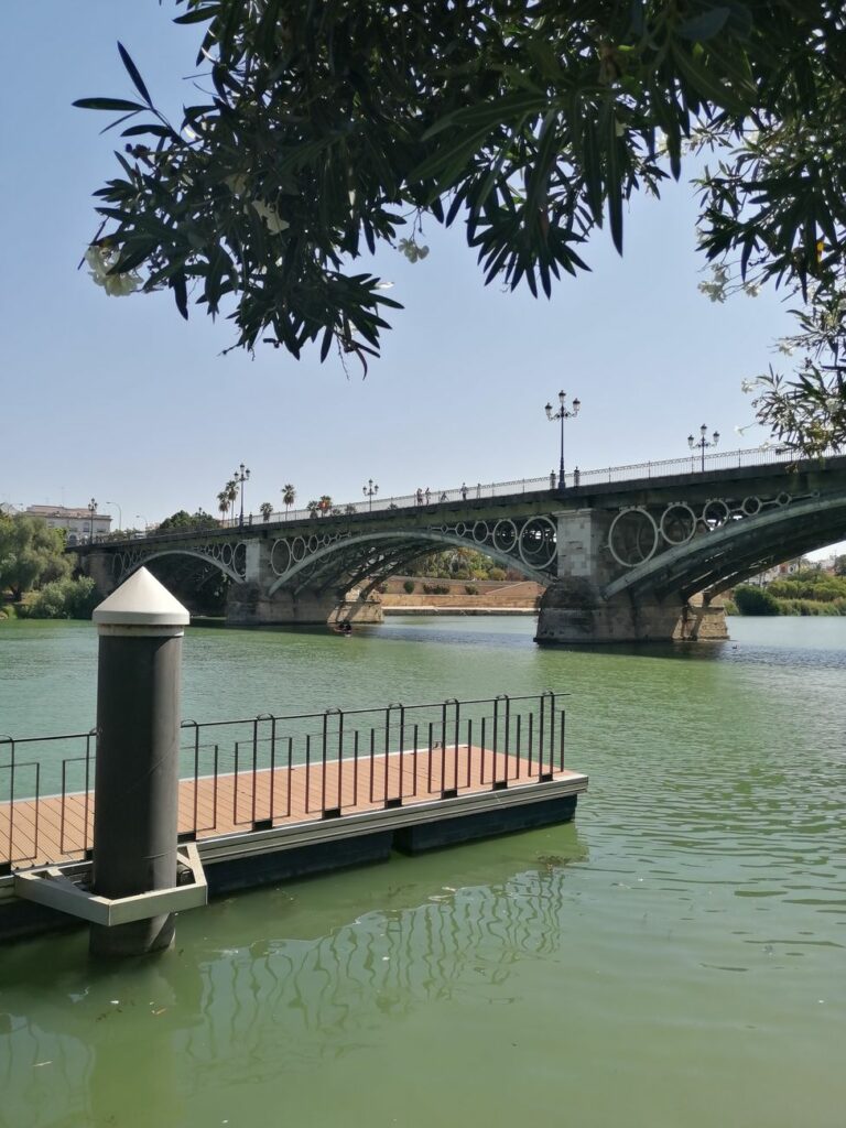 Las normas impiden bañarse en el río Guadalquivir a su paso por Sevilla