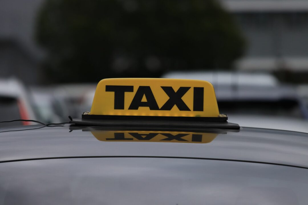 El juzgado tumba multas a taxistas por falta de pruebas en el aeropuerto