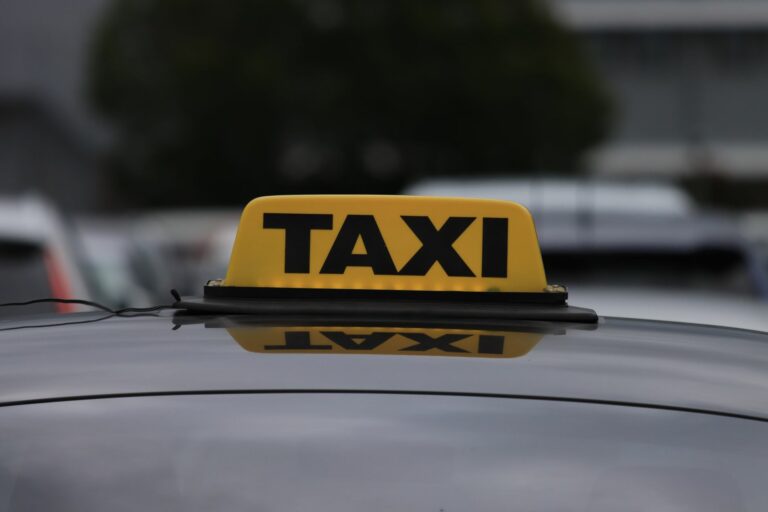 El juzgado tumba multas a taxistas por falta de pruebas en el aeropuerto