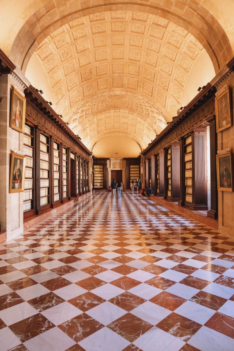 El Archivo de Indias estrena tienda y sala de control con diseño minimalista y reversible