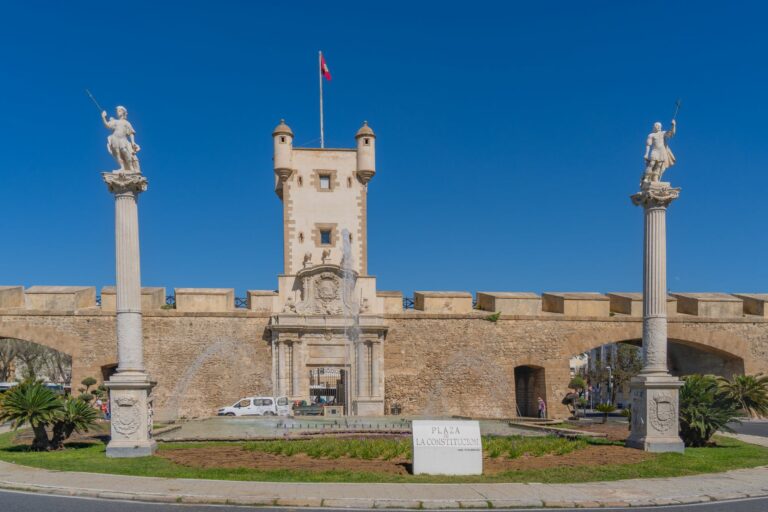 Cádiz ofrece visitas teatralizadas en el Museo de las Cortes y Puerta Tierra este verano