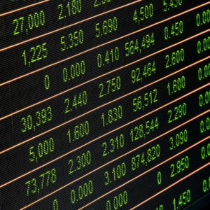 El Ibex 35 rebota un 0,82% y roza los 19.300 tras la tregua de Trump
