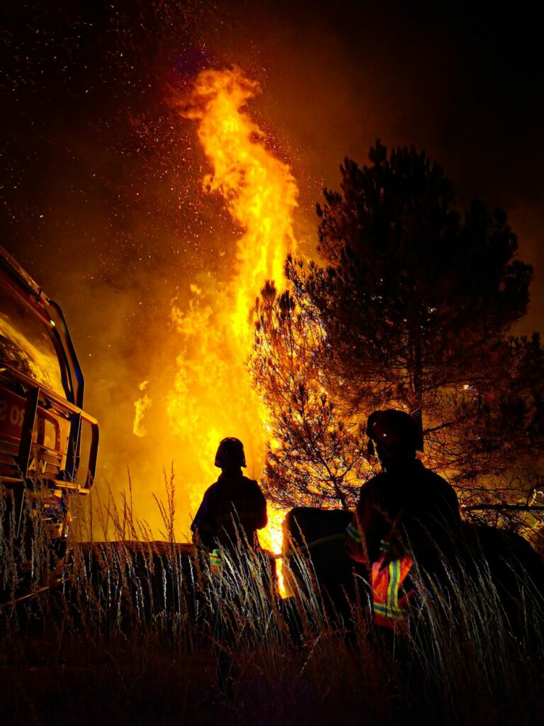 El incendio de Almería obliga a suspender la toma de posesión de los nuevos consejeros andaluces