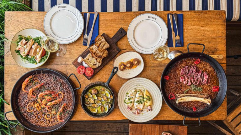 Barraca Barcelona se posiciona como plan gastronómico de agosto para comer frente al mar con amigos