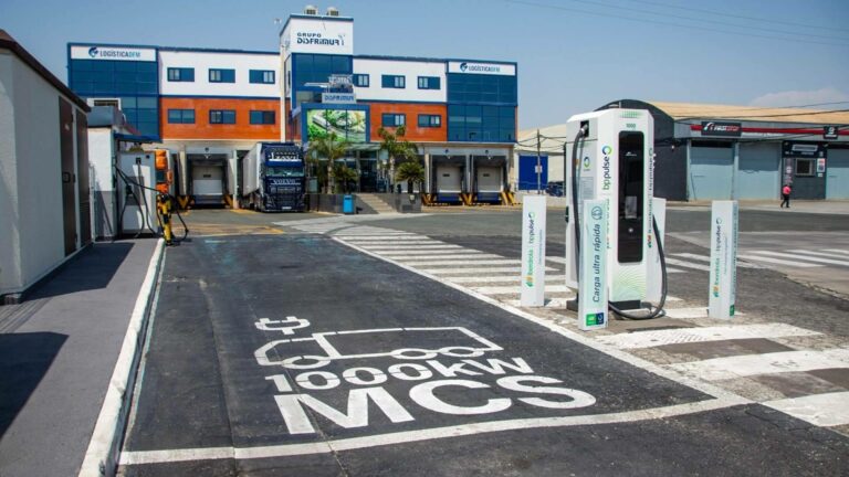 Estaciones de carga para flotas; cómo impulsan la movilidad profesional