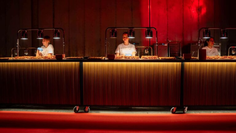 El auge del showcooking en directo redefine la experiencia del catering en Madrid de la mano de En Tus Fogones