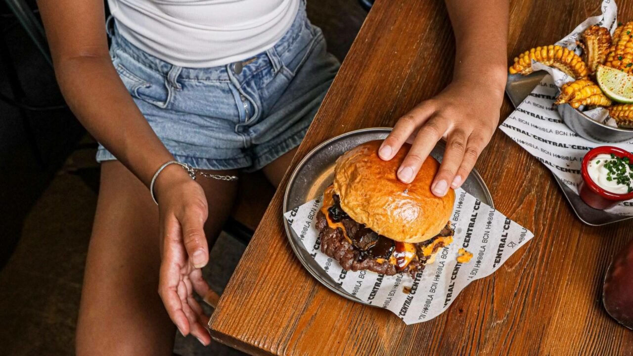 La Central; dónde comer una burger en Barcelona en agosto sin alejarse de Vía Laietana