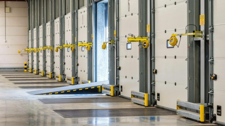 ASSA ABLOY amplía sus soluciones de accesorios para muelles de carga orientadas a la seguridad operativa