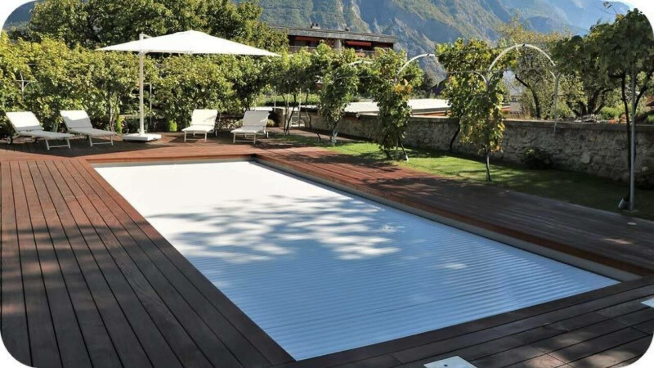Las cubiertas automáticas ayudan a mantener la piscina limpia y a reducir los costes de mantenimiento