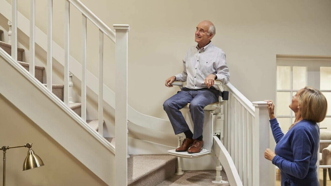 El aumento de la demanda de accesibilidad impulsa una campaña de verano de Salvaccesos con descuentos en sillas salvaescaleras