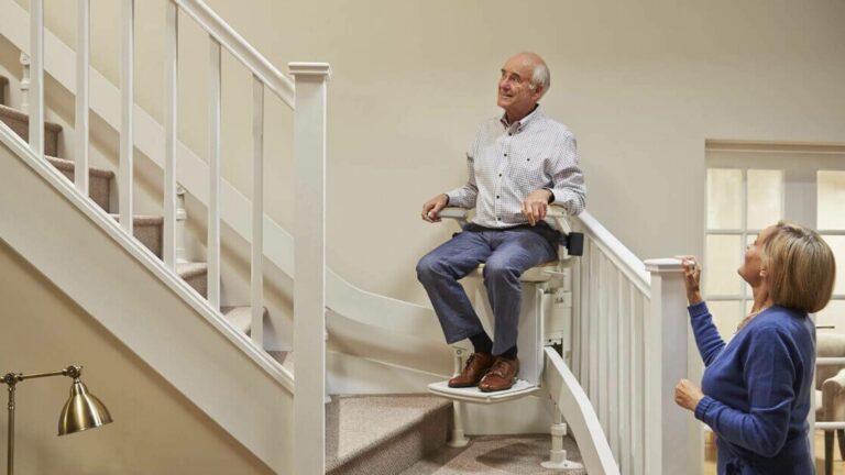 El aumento de la demanda de accesibilidad impulsa una campaña de verano de Salvaccesos con descuentos en sillas salvaescaleras