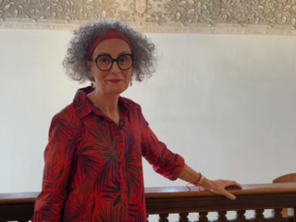 Lola Valverde Conesa invita a detener el tiempo con la poesía de Rodeada de espejos