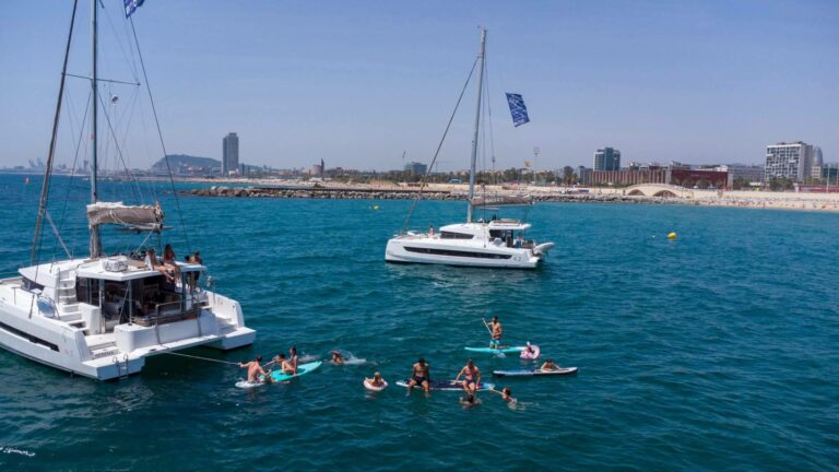 Del paseo a la experiencia a medida; Sondevela propone otra forma de navegar en catamarán por Barcelona