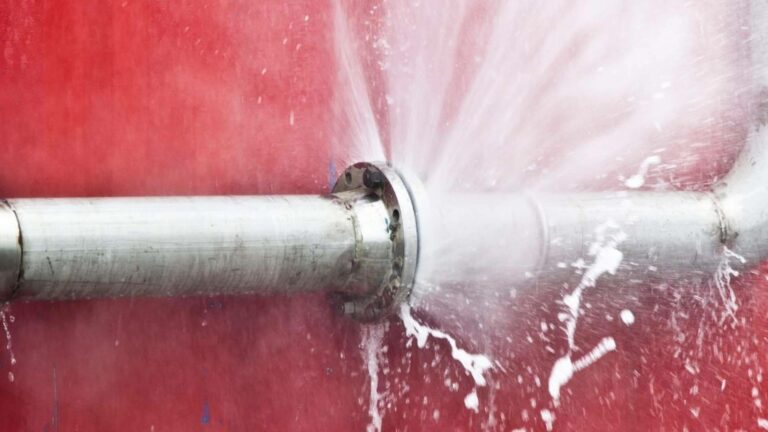 Humedad y fugas de agua; cómo el calor estival daña las tuberías
