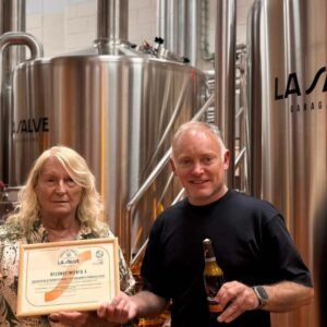La Salve celebró el Día Internacional de la Cerveza brindando sus cuatro medallas obtenidas en el World Beer Challenge 2026 al periodismo vasco