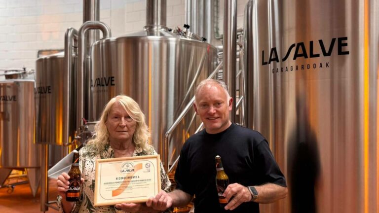 La Salve celebró el Día Internacional de la Cerveza brindando sus cuatro medallas obtenidas en el World Beer Challenge 2026 al periodismo vasco