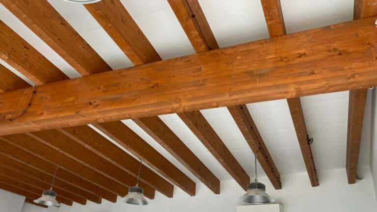 La alternativa ligera de Caliplac para devolver la firmeza a los tejados antiguos con paneles sándwich de madera