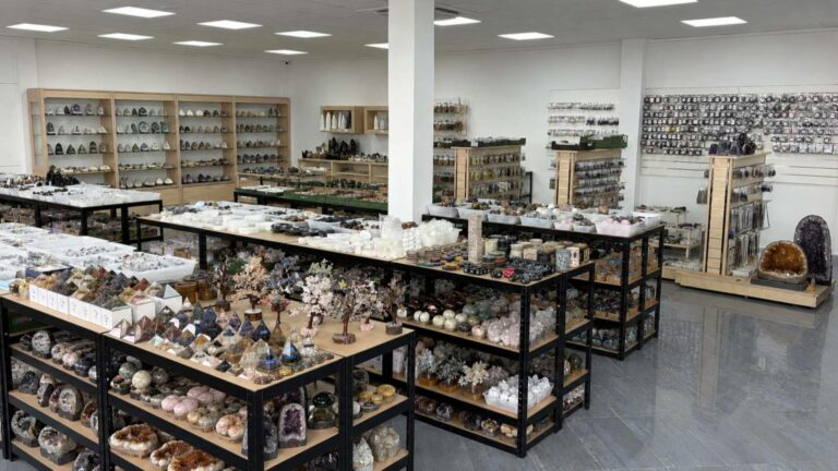 UniArt suministra minerales, piedras naturales y joyería de plata para tiendas y profesionales
