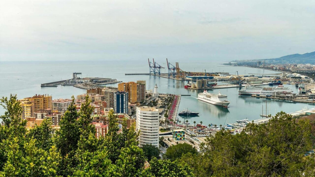 Málaga recibe más cruceros que Valencia y Palma, pero solo el 4,7% permite embarcar pasajeros