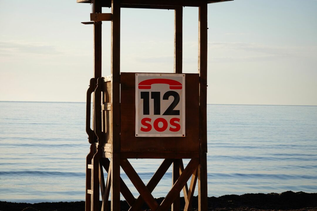Benalmádena instala 30 puntos de megafonía y 23 postes SOS en sus playas