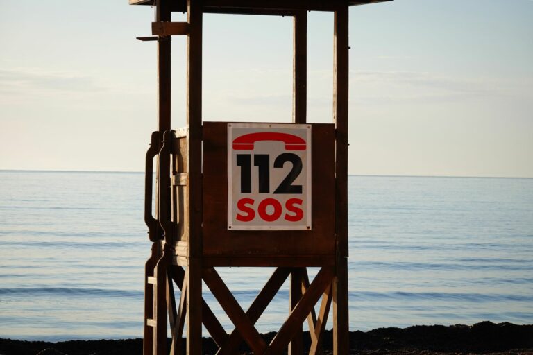 Benalmádena instala 30 puntos de megafonía y 23 postes SOS en sus playas