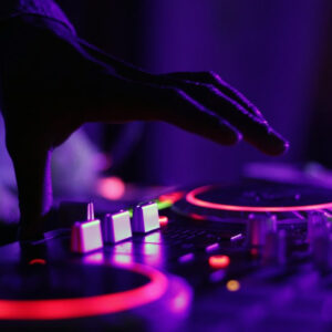 Contratar DJ para bodas en Barcelona: ya no vale con 'que ponga de todo'