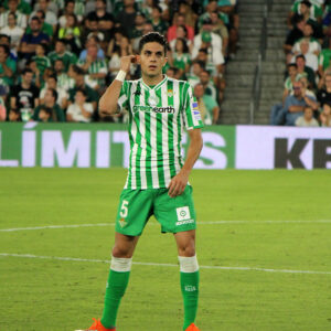 Bartra se retira a los doce minutos en Riazor y el Betis espera el alcance de su lesión muscular