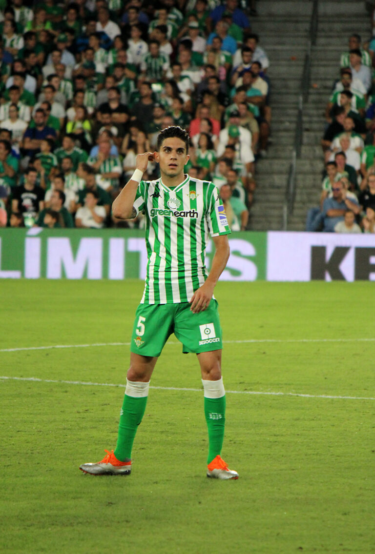 Bartra se retira a los doce minutos en Riazor y el Betis espera el alcance de su lesión muscular