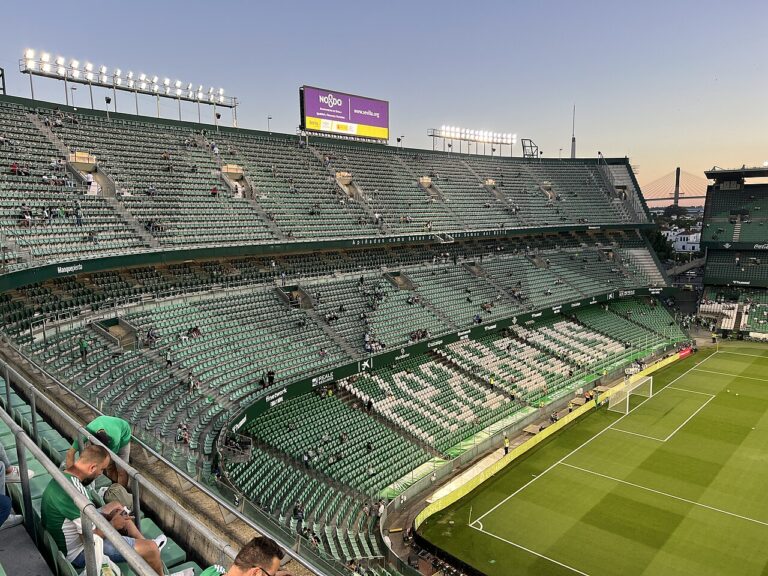 El Betis visita La Cerámica con la opción de abrir diez puntos de brecha con el Villarreal