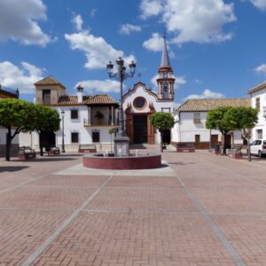 Cañada Rosal reclama al Arzobispado que su párroco de 89 años siga al frente