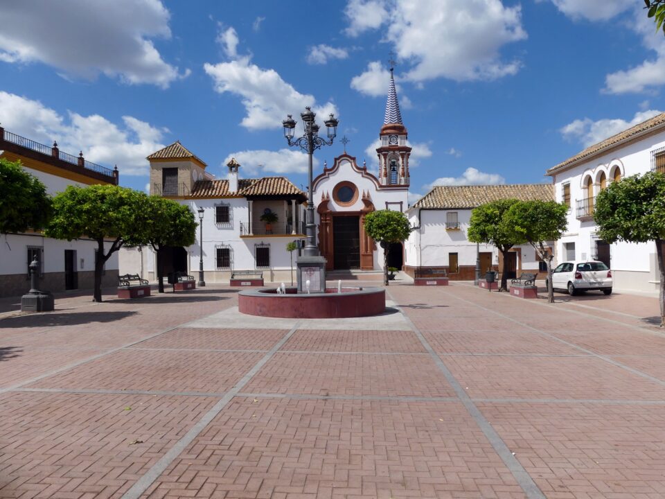 Cañada Rosal reclama al Arzobispado que su párroco de 89 años siga al frente