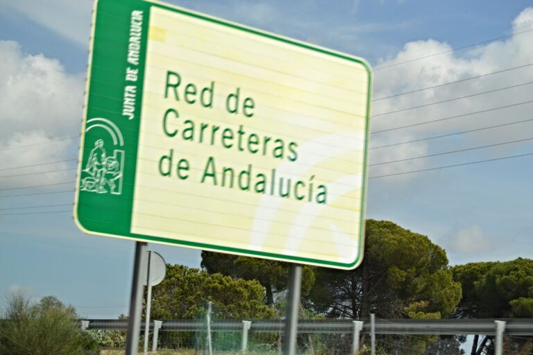 Cuatro personas trasladadas al Hospital de Valme tras un choque en cadena en la AP-4 a la altura de Las Cabezas