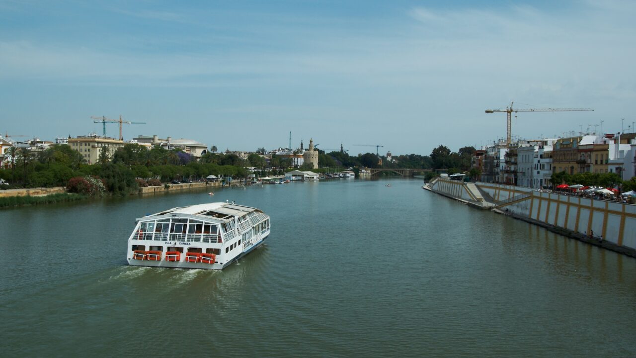 Las obras de la pasarela Princesa Leonor sobre el Guadalquivir arrancan con el reto de culminar en julio