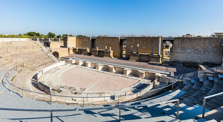 La restitución del frente escénico del Teatro Romano de Itálica supera las 260 piezas