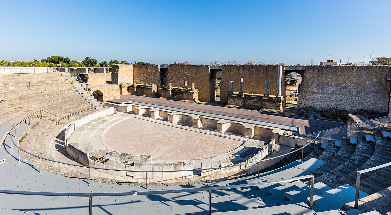 La restitución del frente escénico del Teatro Romano de Itálica supera las 260 piezas