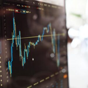 El Ibex arranca la semana sin rumbo claro mientras el Brent se acerca a los 98 dólares