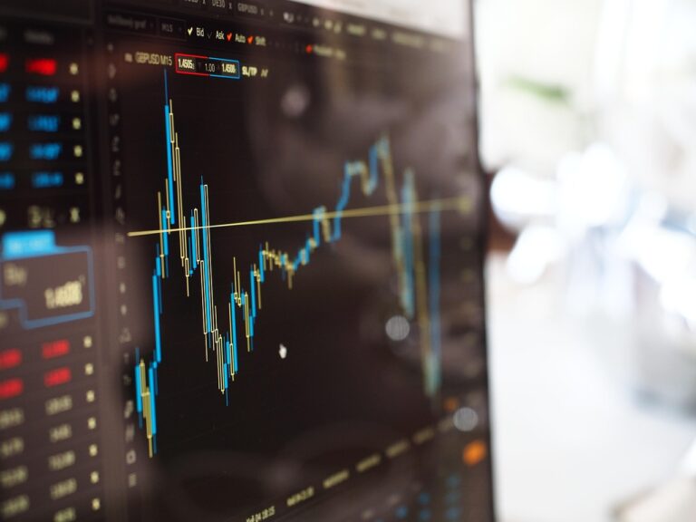 El Ibex arranca la semana sin rumbo claro mientras el Brent se acerca a los 98 dólares