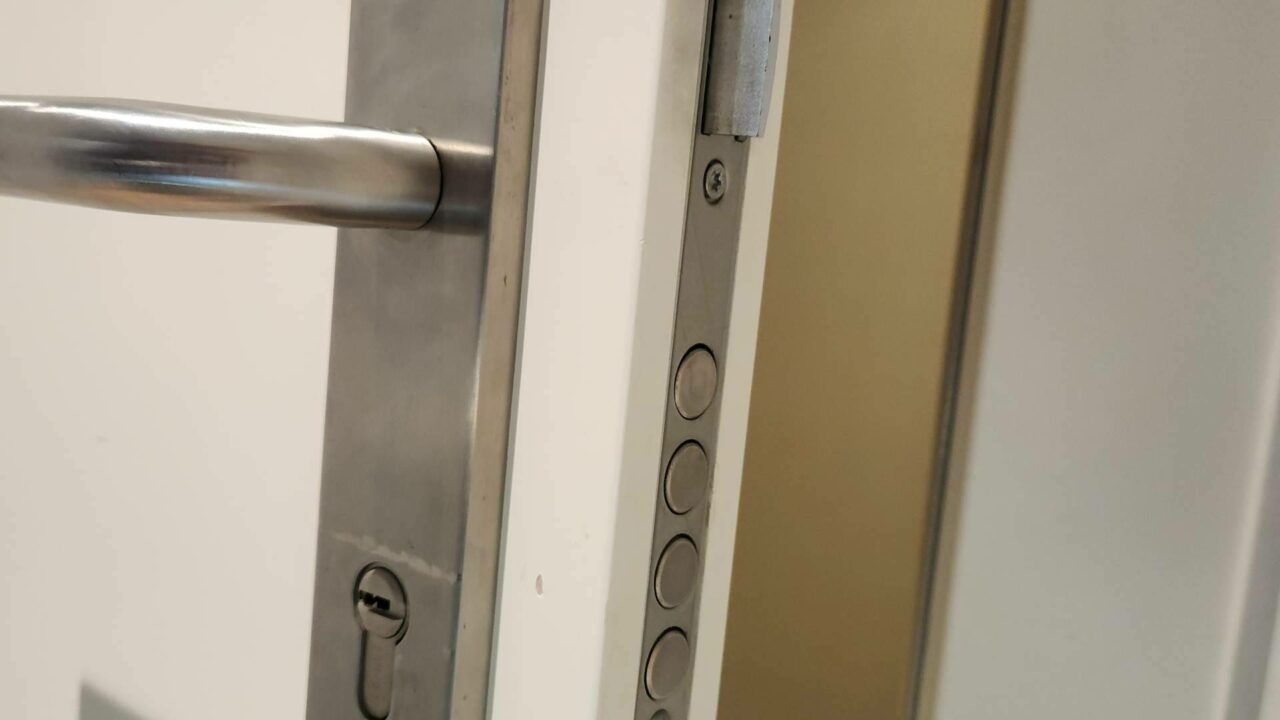Las urgencias tampoco miran el reloj; Clauteck apuesta por la cerrajería 24 horas