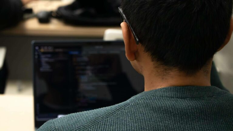La digitalización de las empresas impulsa la demanda de perfiles especializados en sistemas y redes