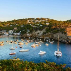 Yacht charter en Ibiza; una forma exclusiva de descubrir las calas de la isla