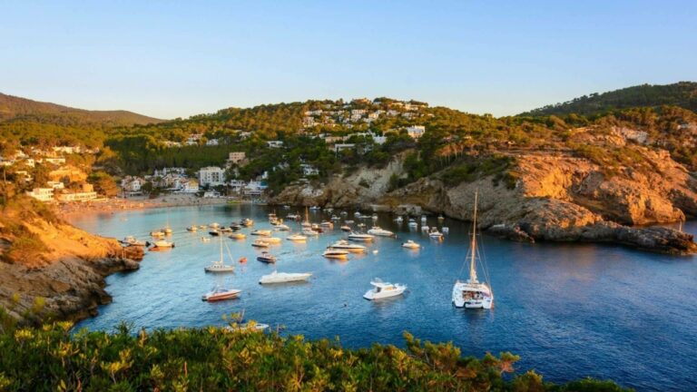 Yacht charter en Ibiza; una forma exclusiva de descubrir las calas de la isla