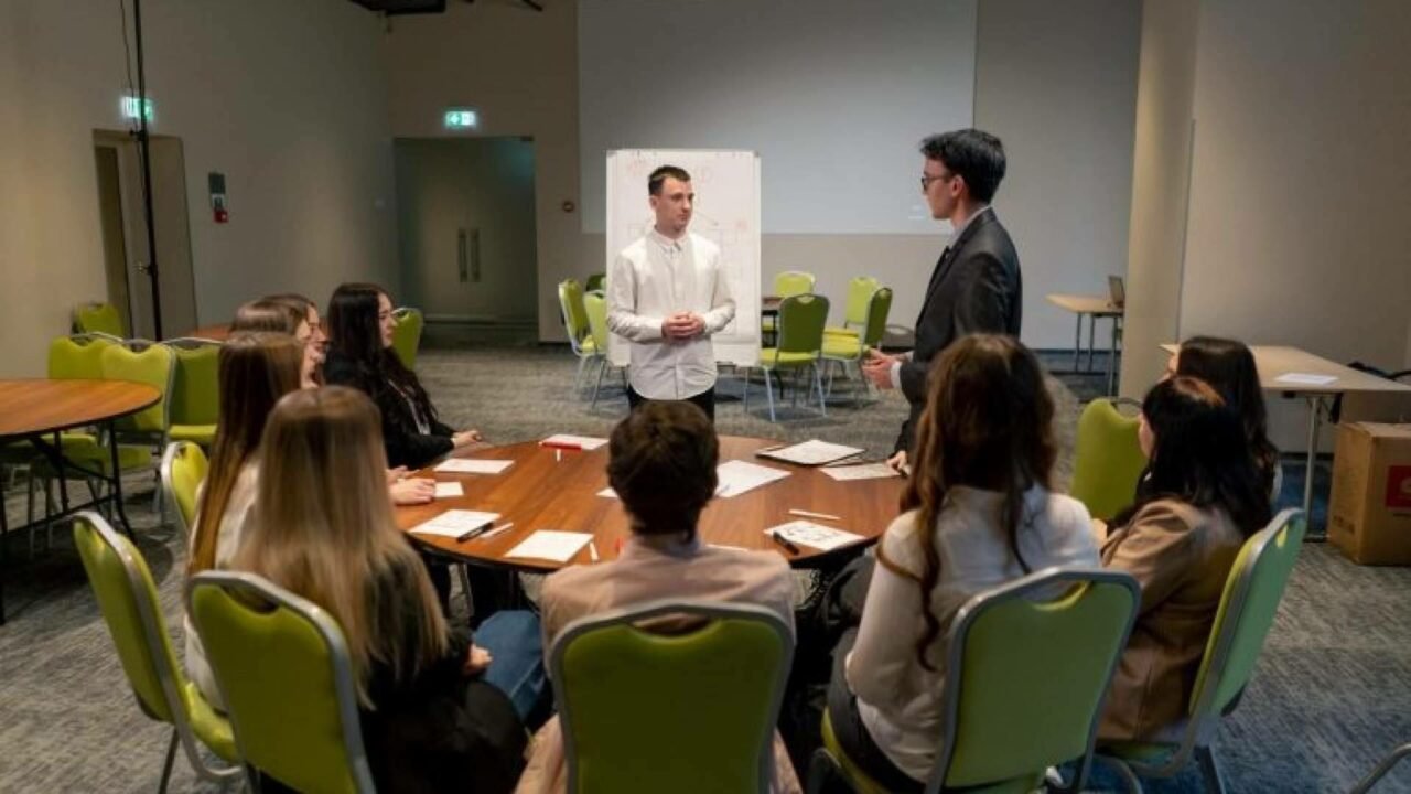 Del coworking al espacio multipropósito; IL Coworking amplía su propuesta con una sala diseñada para reunirse, formar, crear contenido y hacer networking