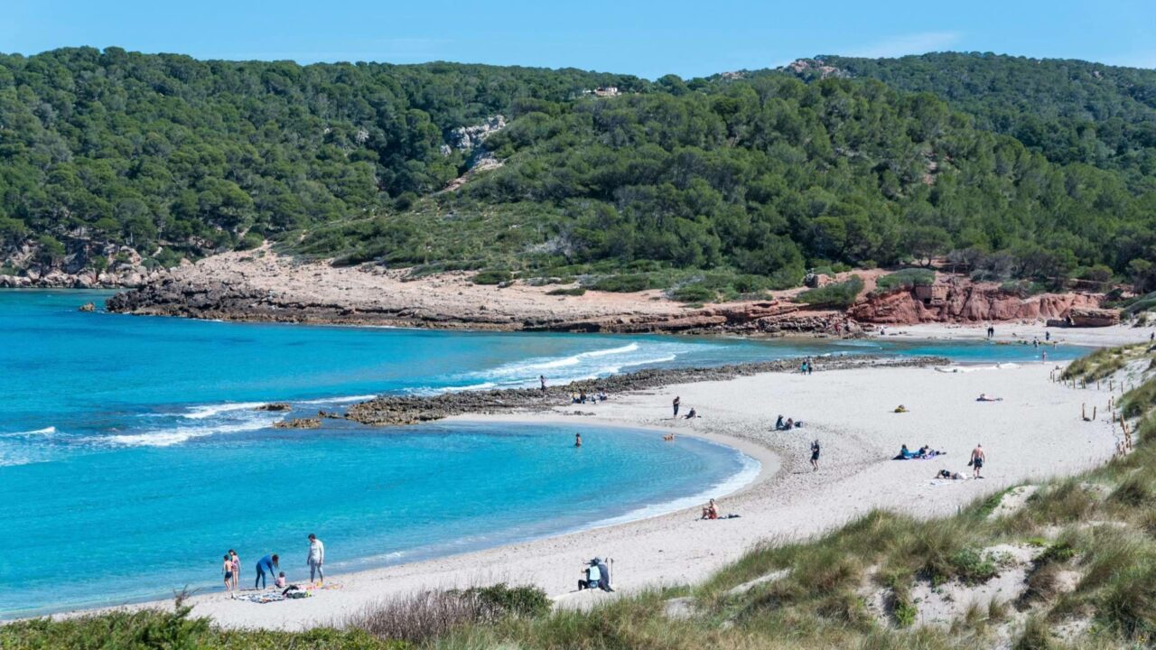 Los 5 mejores planes en familia para descubrir Menorca; naturaleza, playas y aventura para todas las edades