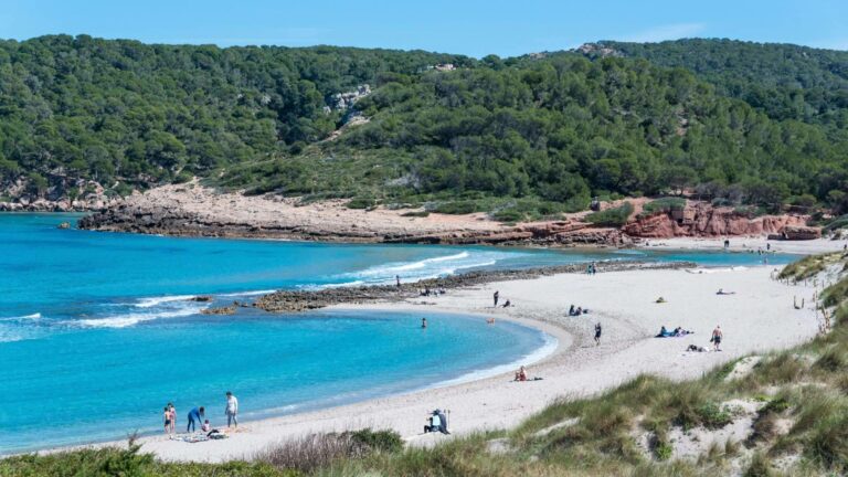 Los 5 mejores planes en familia para descubrir Menorca; naturaleza, playas y aventura para todas las edades
