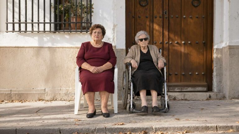 Dos señoras mayores creadas con IA se convierten en uno de los vídeos virales del año